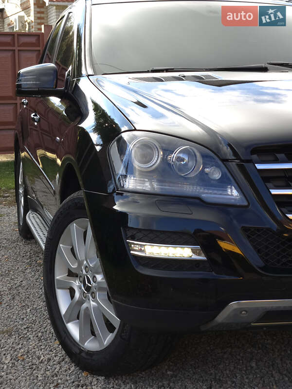 Позашляховик / Кросовер Mercedes-Benz M-Class 2010 в Харкові