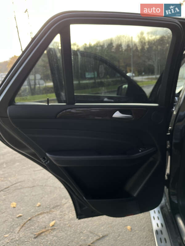 Позашляховик / Кросовер Mercedes-Benz M-Class 2011 в Рівному