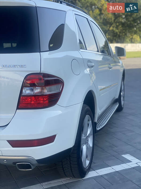 Внедорожник / Кроссовер Mercedes-Benz M-Class 2011 в Луцке