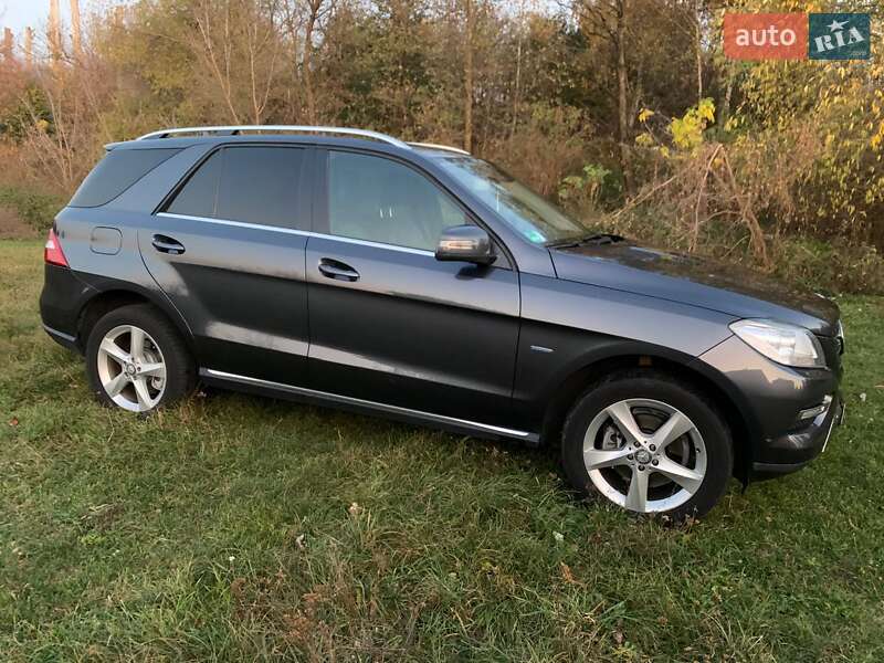 Внедорожник / Кроссовер Mercedes-Benz M-Class 2011 в Киеве