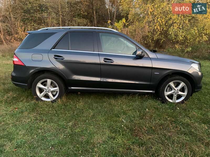 Внедорожник / Кроссовер Mercedes-Benz M-Class 2011 в Киеве