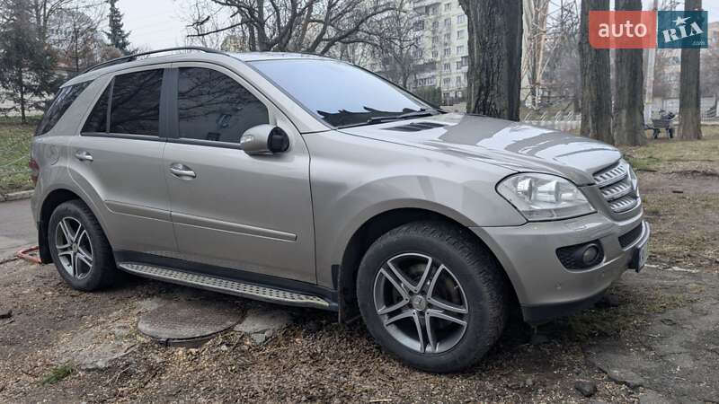 Mercedes-Benz M-Class 2005 Mercedes-Benz M-Class 2005