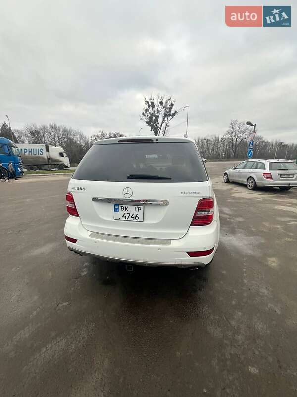 Внедорожник / Кроссовер Mercedes-Benz M-Class 2010 в Ровно