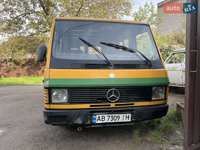 Минивэн Mercedes-Benz MB-Class 1990 в 
