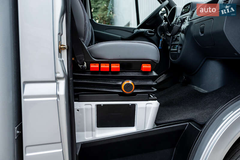 Грузовой фургон Mercedes-Benz Sprinter 2002 в Ровно