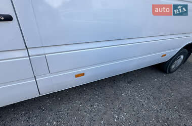 Грузовой фургон Mercedes-Benz Sprinter 2000 в 