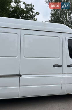 Грузовой фургон Mercedes-Benz Sprinter 2000 в 