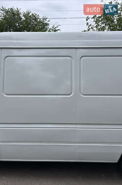 Грузовой фургон Mercedes-Benz Sprinter 2000 в 