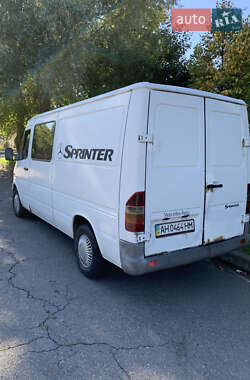 Грузовой фургон Mercedes-Benz Sprinter 2000 в 