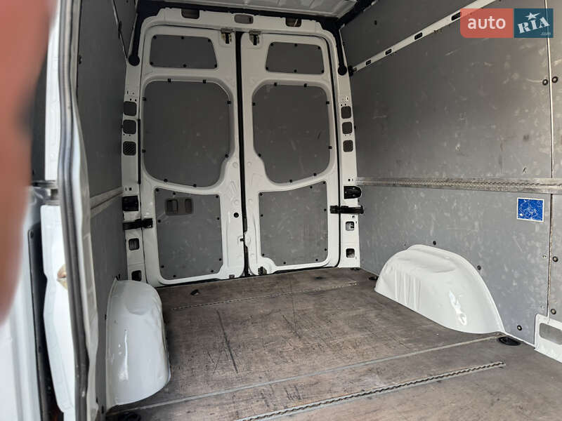 Вантажний фургон Mercedes-Benz Sprinter 2015 в Іршаві
