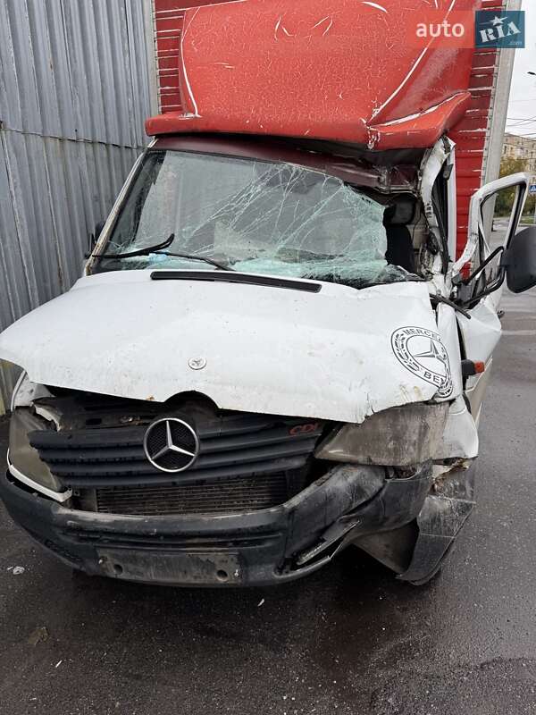 Вантажний фургон Mercedes-Benz Sprinter 2004 в  фото Вантажний фургон Mercedes-Benz Sprinter 2004 в