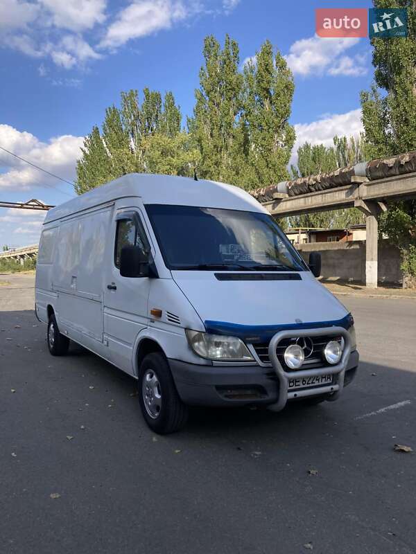Грузовой фургон Mercedes-Benz Sprinter 2003 в  фото Грузовой фургон Mercedes-Benz Sprinter 2003 в