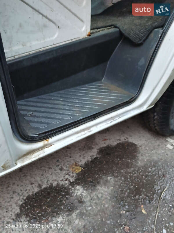 Вантажний фургон Mercedes-Benz Sprinter 2003 в Рівному фото 19 Вантажний фургон Mercedes-Benz Sprinter 2003 в Рівному