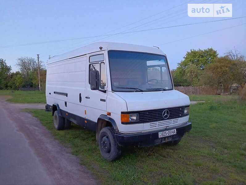 Грузовой фургон Mercedes-Benz T2 1989 в Коростене