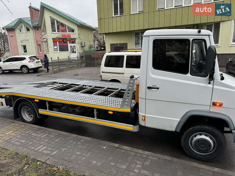 Евакуатор Mercedes-Benz Vario 2000 в Львові