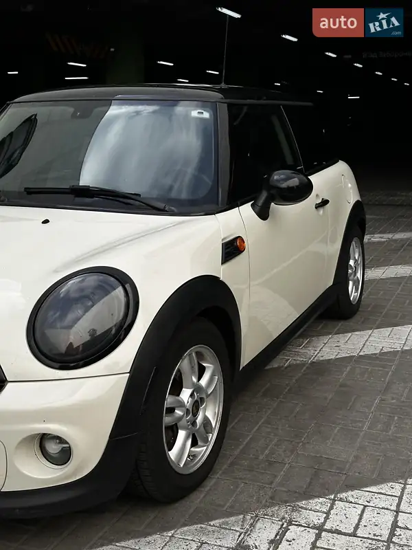 Хетчбек MINI Cooper 2013 в 