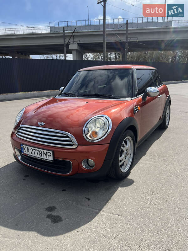 Хэтчбек MINI Cooper 2011 в 