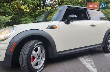 Хэтчбек MINI Cooper 2010 в 