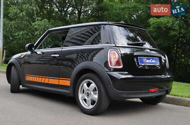 Хэтчбек MINI Cooper 2010 в 