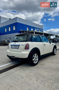 Хэтчбек MINI Cooper 2010 в 