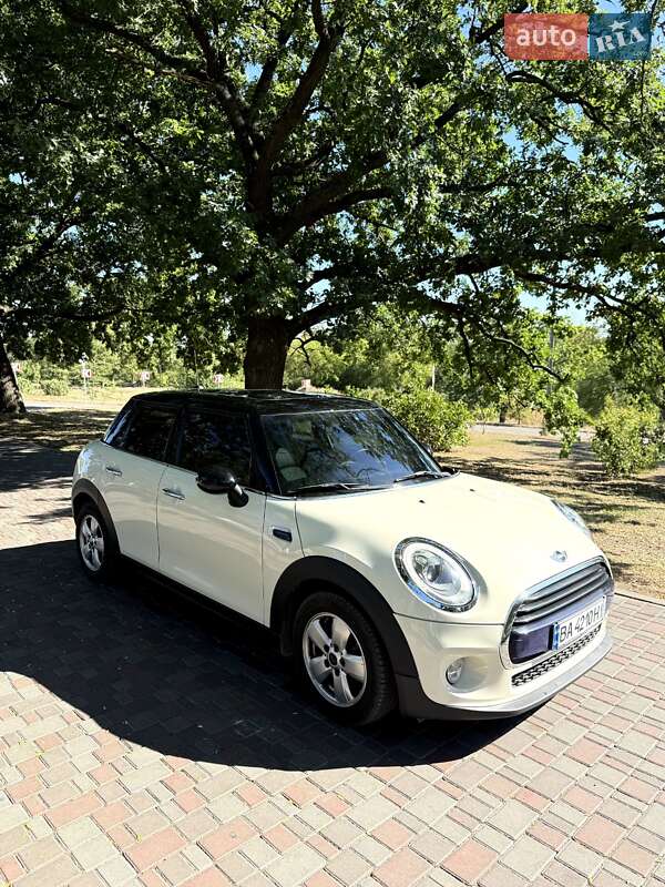 Хэтчбек MINI Cooper 2016 в 