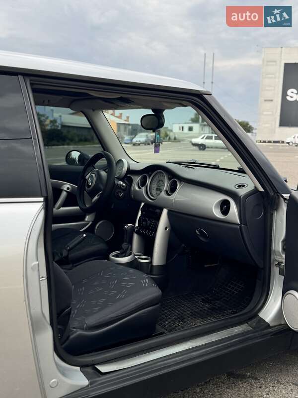 Хэтчбек MINI Cooper 2004 в Черновцах