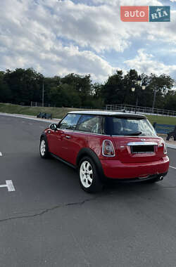 Хэтчбек MINI Cooper 2010 в 