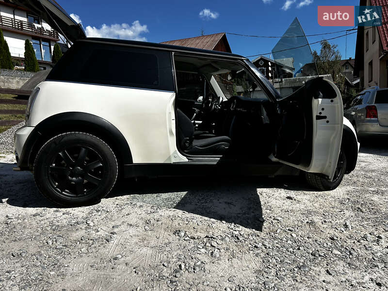 Хэтчбек MINI Cooper 2004 в Полянице