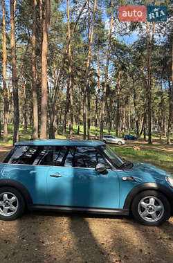 Хэтчбек MINI Cooper 2010 в 