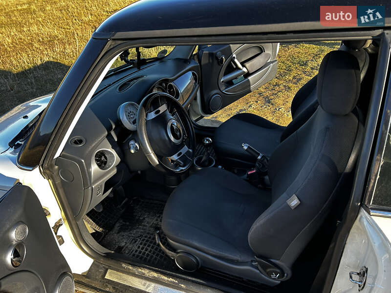 Хэтчбек MINI Cooper 2004 в Ивано-Франковске