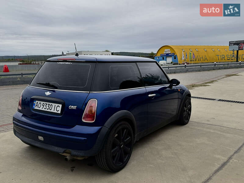 Хэтчбек MINI Cooper 2003 в Ужгороде