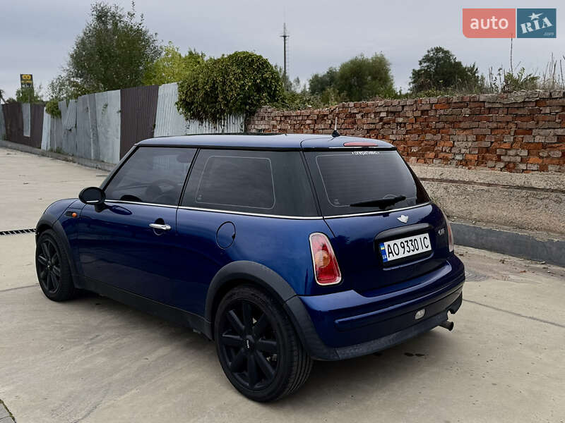 Хэтчбек MINI Cooper 2003 в Ужгороде