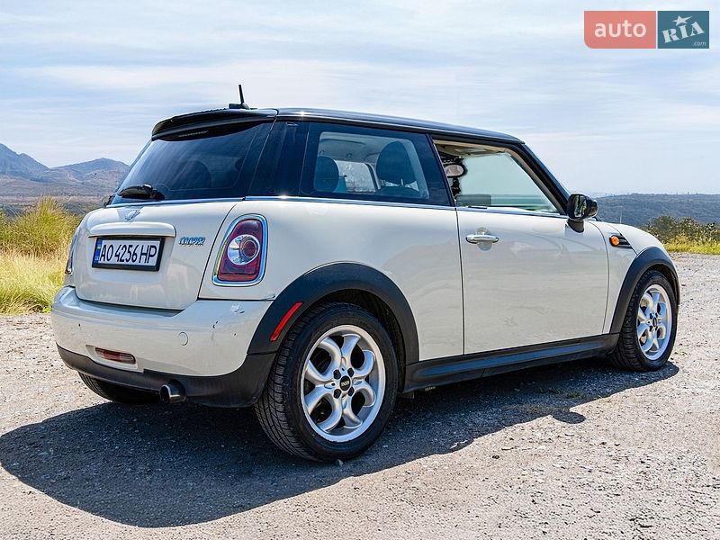 Хэтчбек MINI Cooper 2011 в Ужгороде