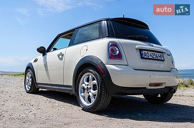 Хэтчбек MINI Cooper 2011 в Ужгороде
