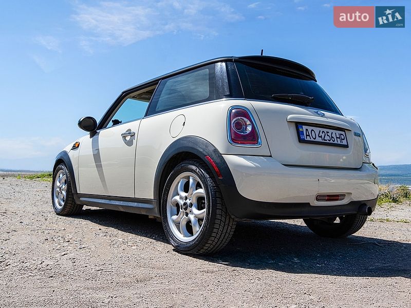 Хэтчбек MINI Cooper 2011 в Ужгороде