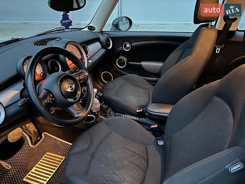 Хетчбек MINI Hatch 2011 в Вишневому фото 9 Хетчбек MINI Hatch 2011 в Вишневому