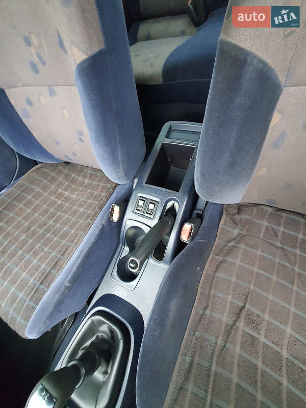 Седан Mitsubishi Carisma 1999 в Дніпрі