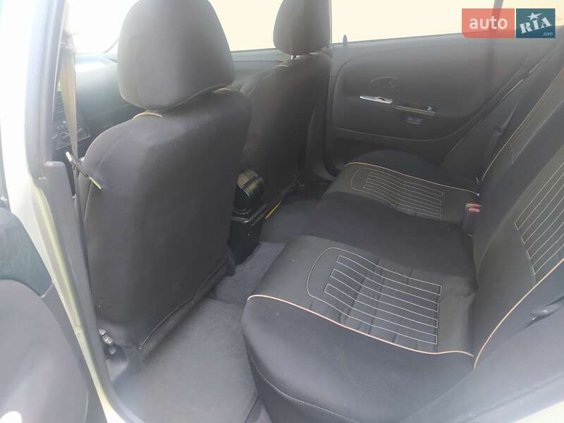 Хэтчбек Mitsubishi Carisma 2000 в Надворной