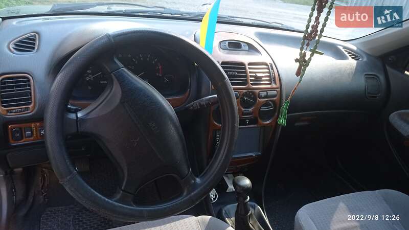 Седан Mitsubishi Carisma 1997 в Киеве