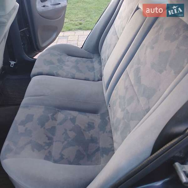 Седан Mitsubishi Carisma 1996 в Львове