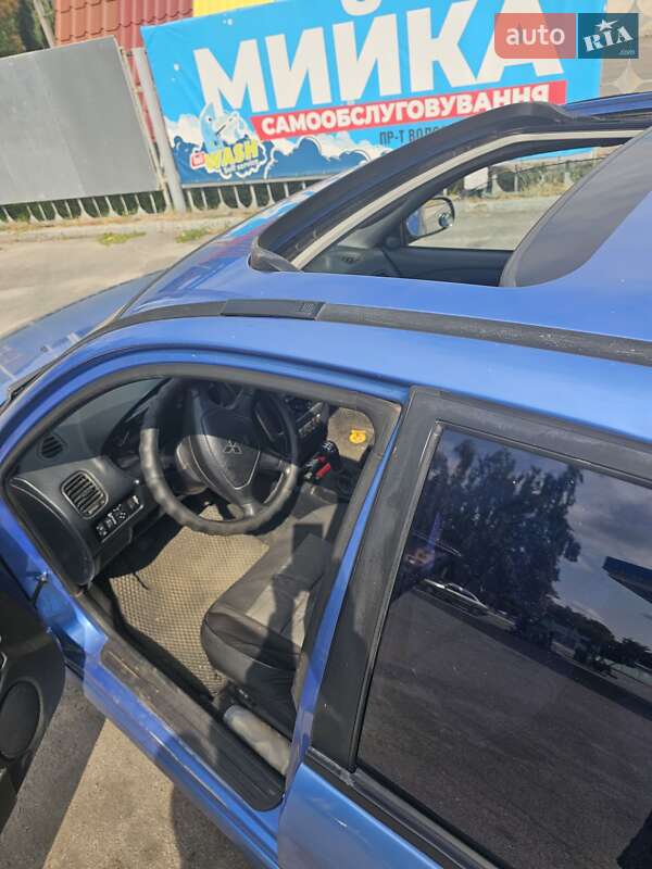 Ліфтбек Mitsubishi Carisma 2001 в Києві