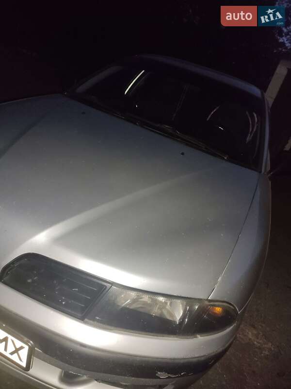 Ліфтбек Mitsubishi Carisma 2002 в Краснограді