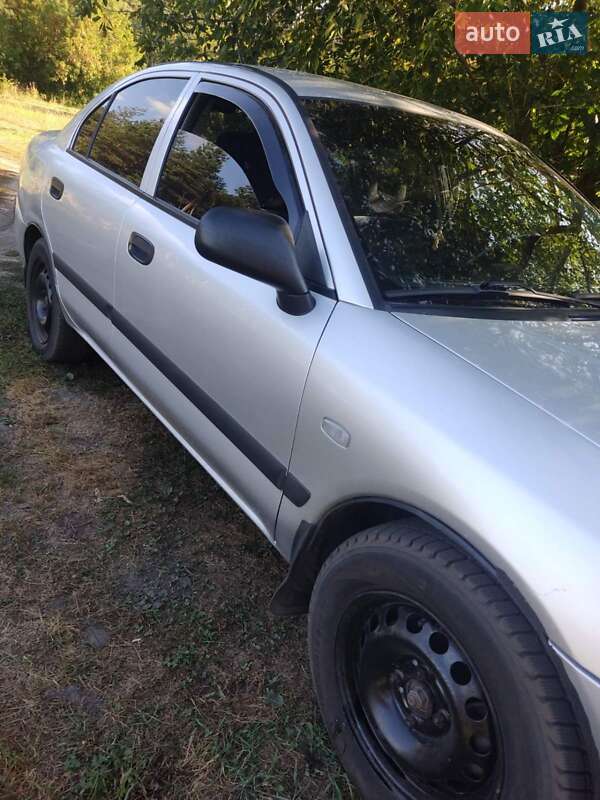 Ліфтбек Mitsubishi Carisma 2002 в Краснограді