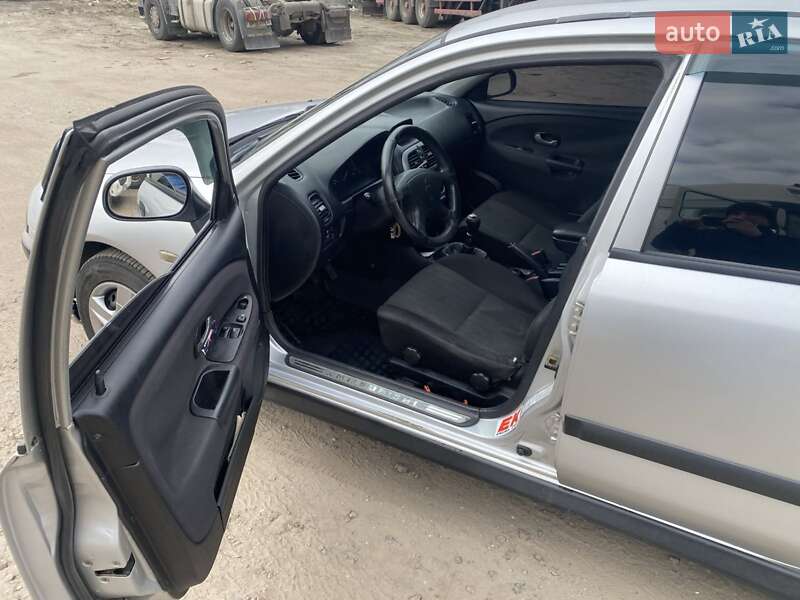 Седан Mitsubishi Carisma 2003 в Киеве
