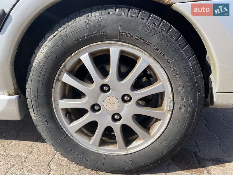 Лифтбек Mitsubishi Carisma 2002 в Житомире