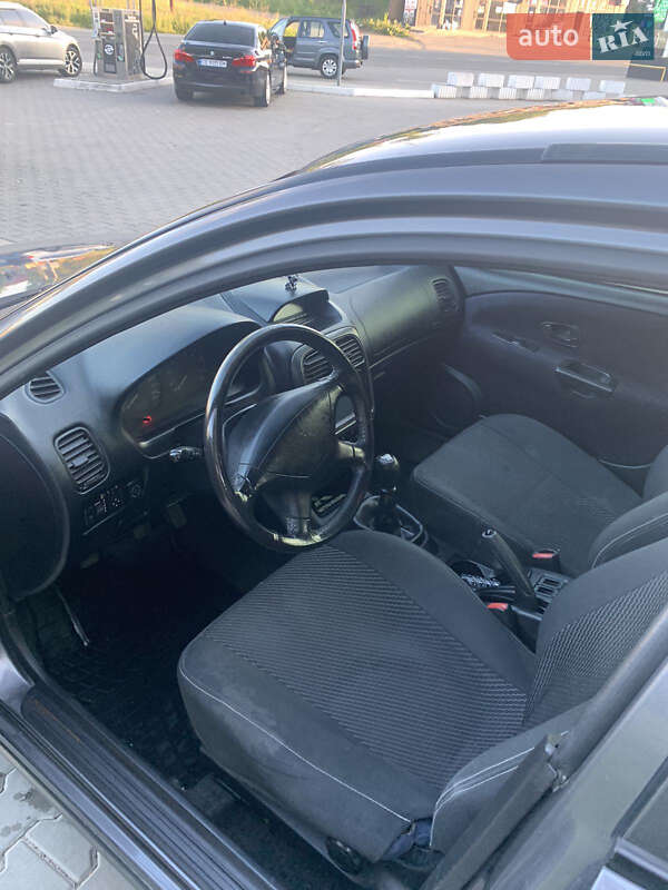 Седан Mitsubishi Carisma 2003 в Черновцах