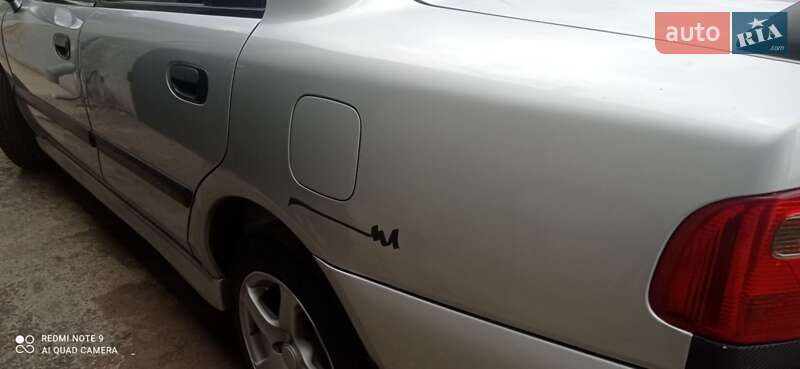 Седан Mitsubishi Carisma 2002 в Сокале