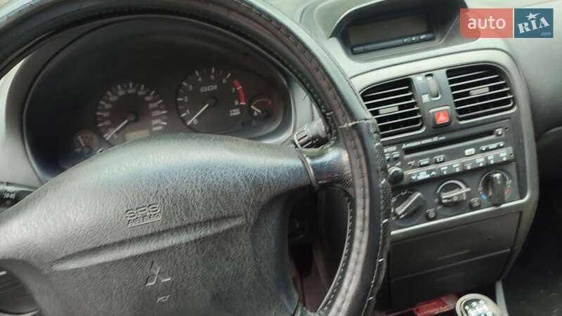 Лифтбек Mitsubishi Carisma 2002 в Кривом Роге