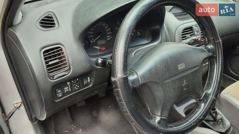 Лифтбек Mitsubishi Carisma 2002 в Кривом Роге