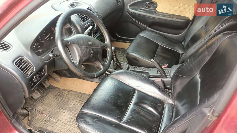 Седан Mitsubishi Carisma 1998 в Львове